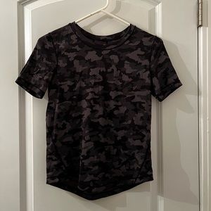 LULULEMON SIZE 2 DARK CAMO LIGHTWEIGHT MESH FABRIC SHORT SLEEVE SHIRT